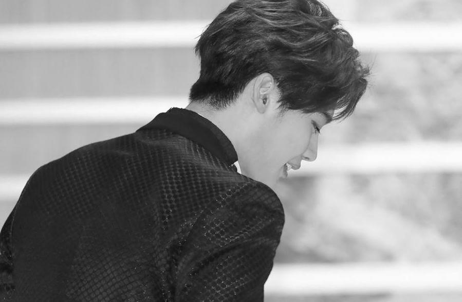 李钟硕不仅有大长腿还有超级完美的侧颜