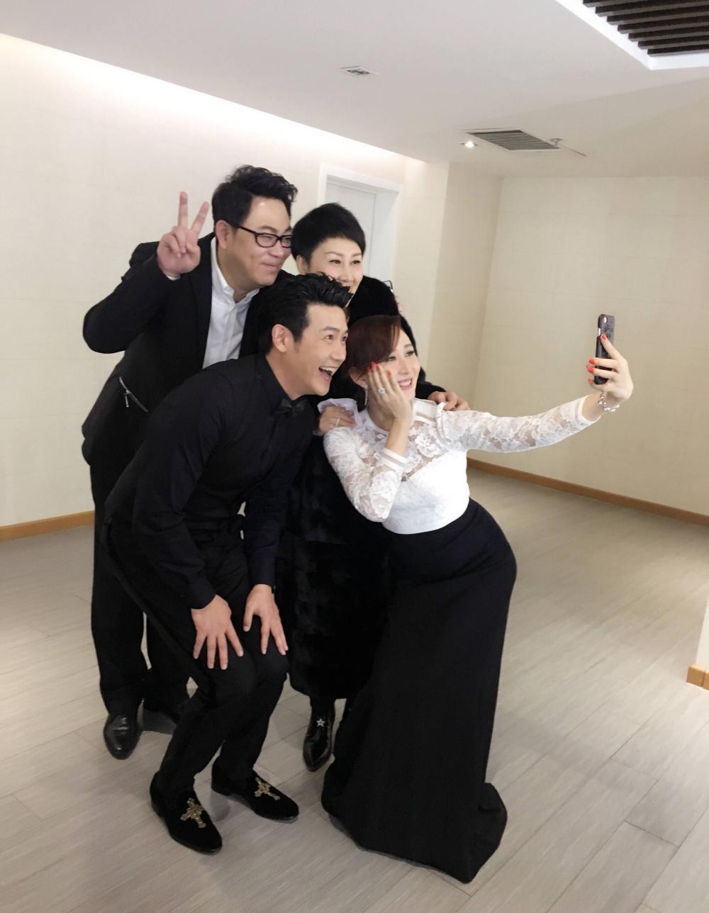 胡静晒《人民的名义》主创重聚合影, 拍照姿势亮了