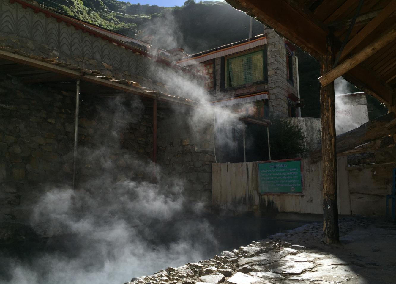 探秘西藏有蛇的温泉: 男女池裸泡仅一墙之隔|德仲温泉|高原温泉|西藏