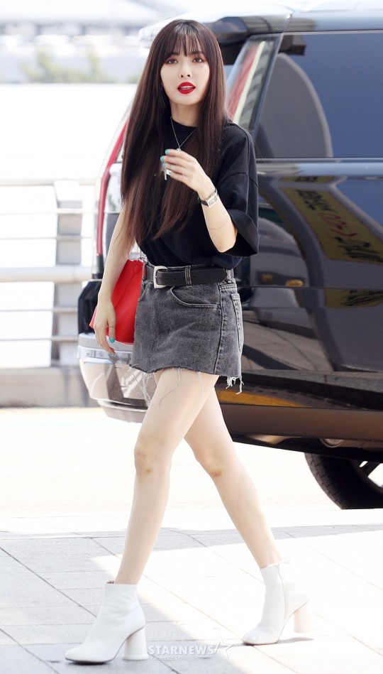 金泫雅身着黑色短袖搭配牛仔裙现身机场 长发飘逸女人味十足