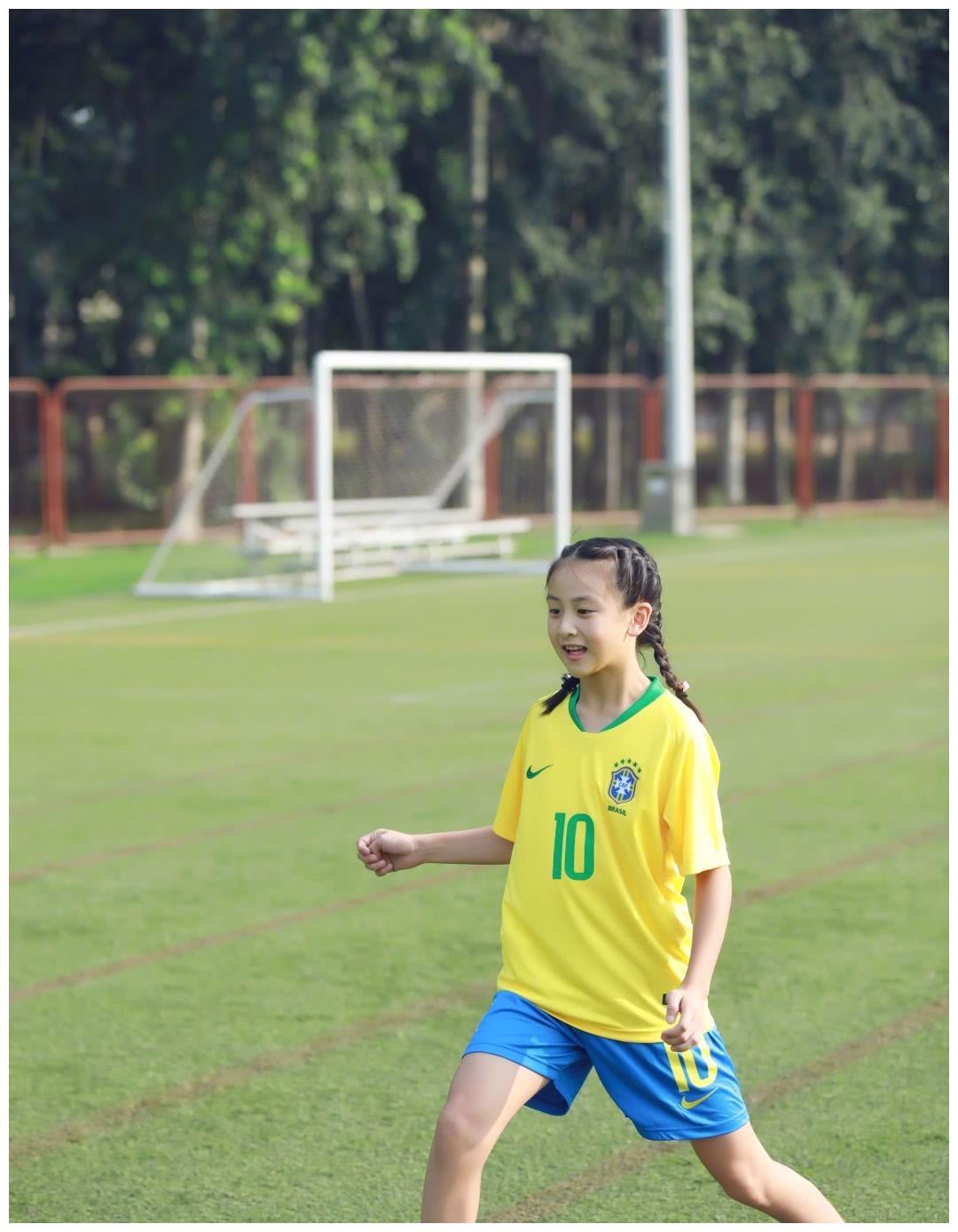 爸爸去哪儿》圈粉无数,今年刚满10岁的她出落的亭亭玉立,女神气质尽显