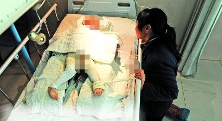 转身一分钟,儿子趴小宝宝身上酿大祸,送医院后她怒扇自己