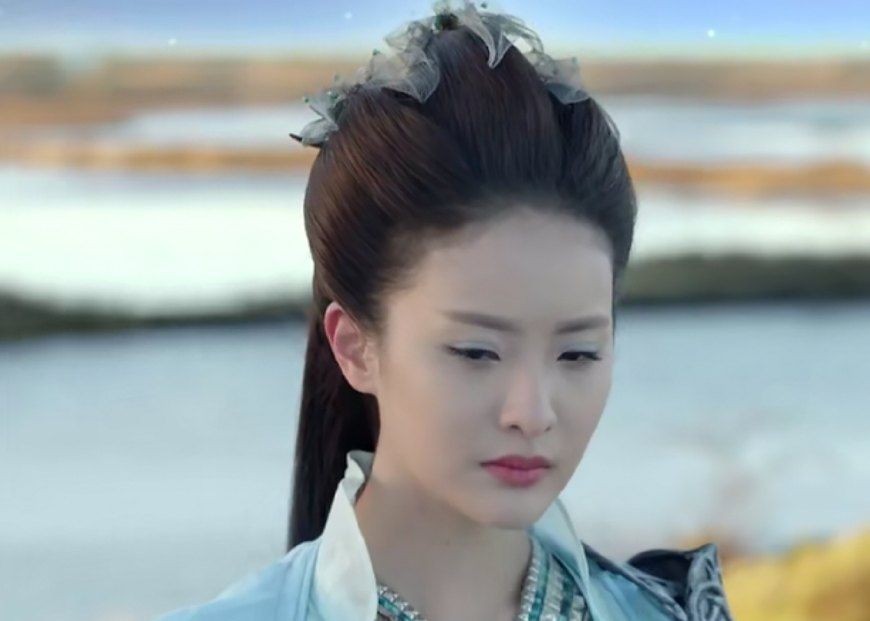 赖雨蒙在这部剧中既是凡间公主,又是仙界的水神,造型真是仙气!