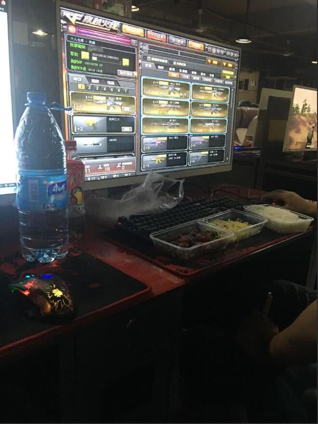 网吧包夜玩cf累到睡着突遭隔壁玩家一巴掌事后却感激不已