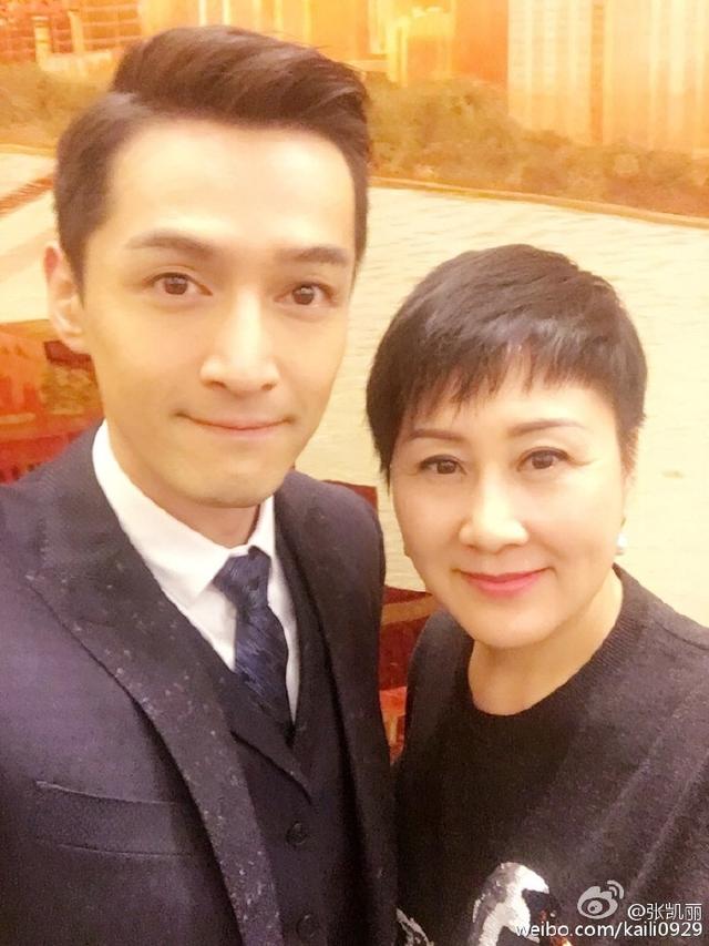 张凯丽与胡歌的合影,看上去好像有种妈妈与儿子感觉呢.