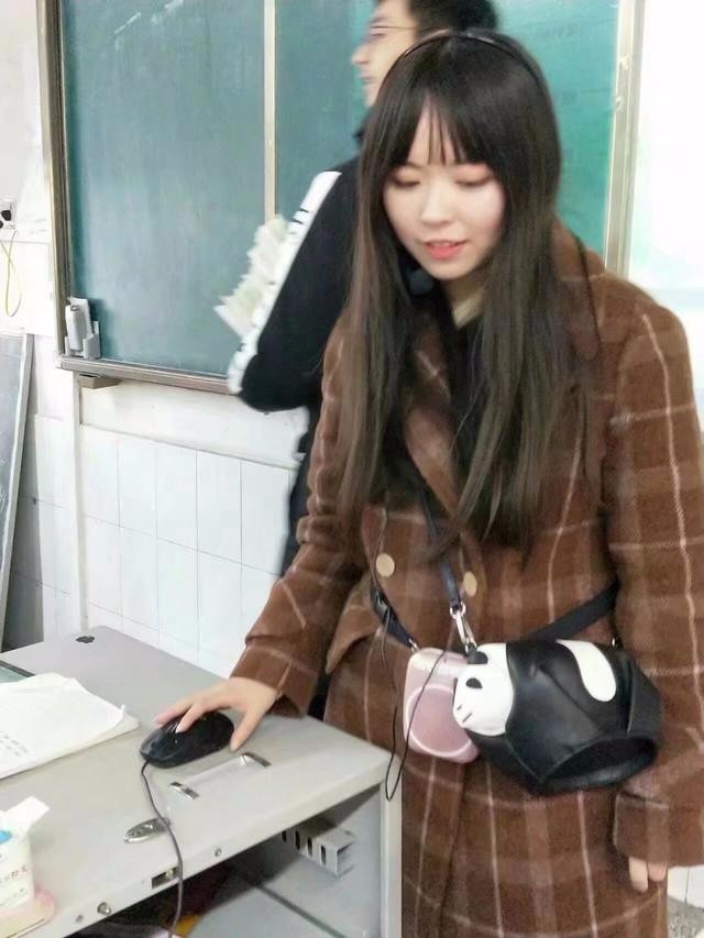 又是别人家的老师怎么就长得那么漂亮