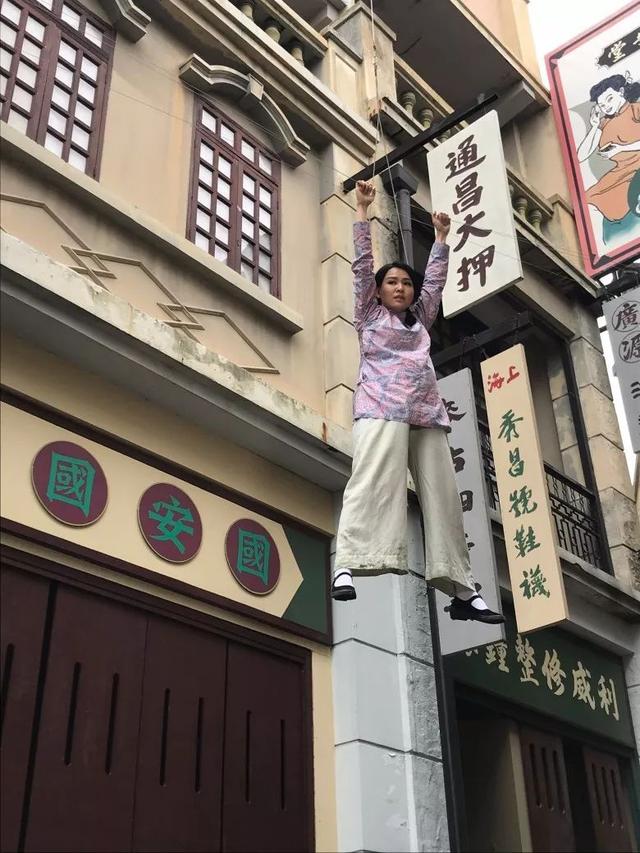 《危城first lady》开工,日前她以孕装大肚形象拍摄外景,炎炎夏日接近