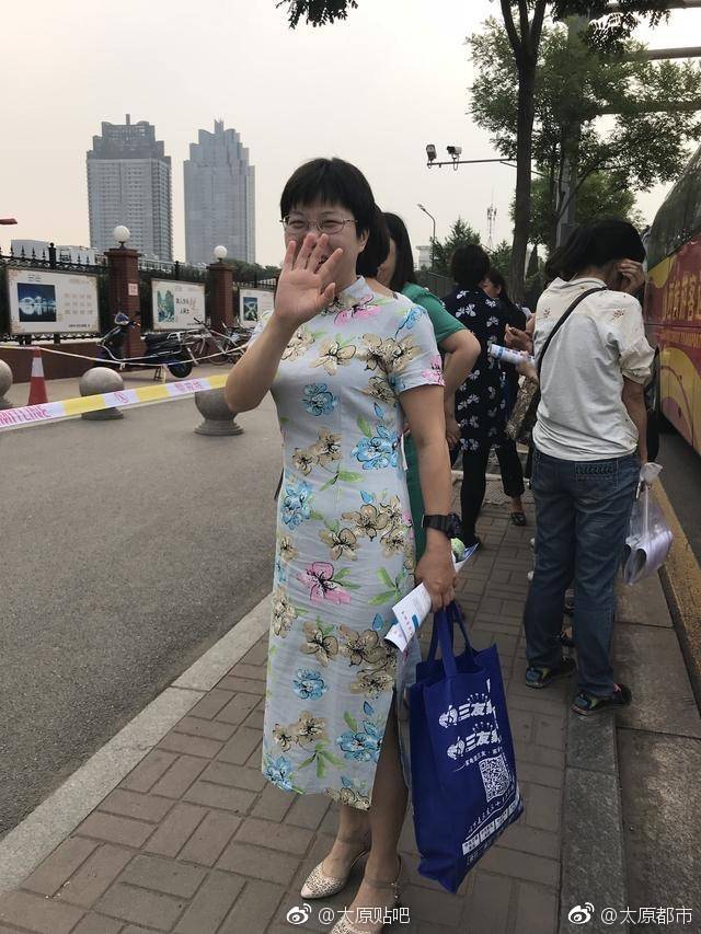 老师家长穿旗袍为中考考生送祝福