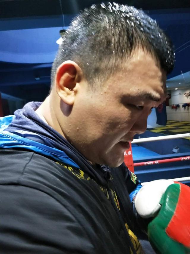 张君龙成功控制体重达到全新境界,以20个回合的训练强度加强体能