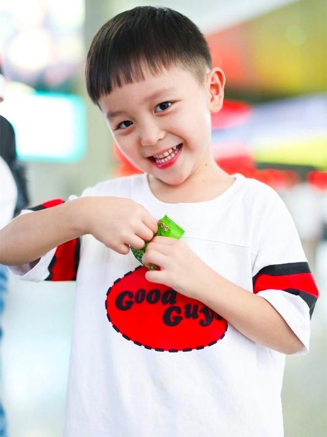 邓莎的儿子大麟子因为参加了综艺节目《妈妈是超人》被观众熟知,都被