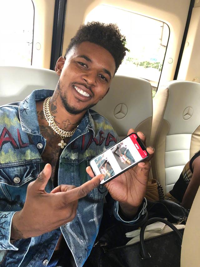 尼克杨晒cba上海队球衣不过这配文有点皮呀