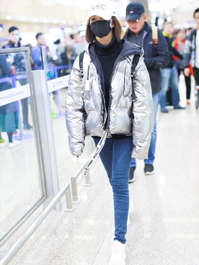 银色成流行?杨紫配条紧身牛仔裤,居然一点都不胖!