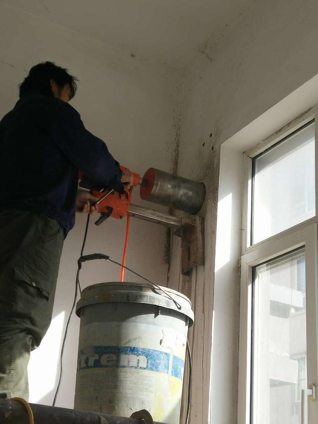 厨房燃气灶上挂根圆管子,油烟机不用装,烟道也能封了,太省事了