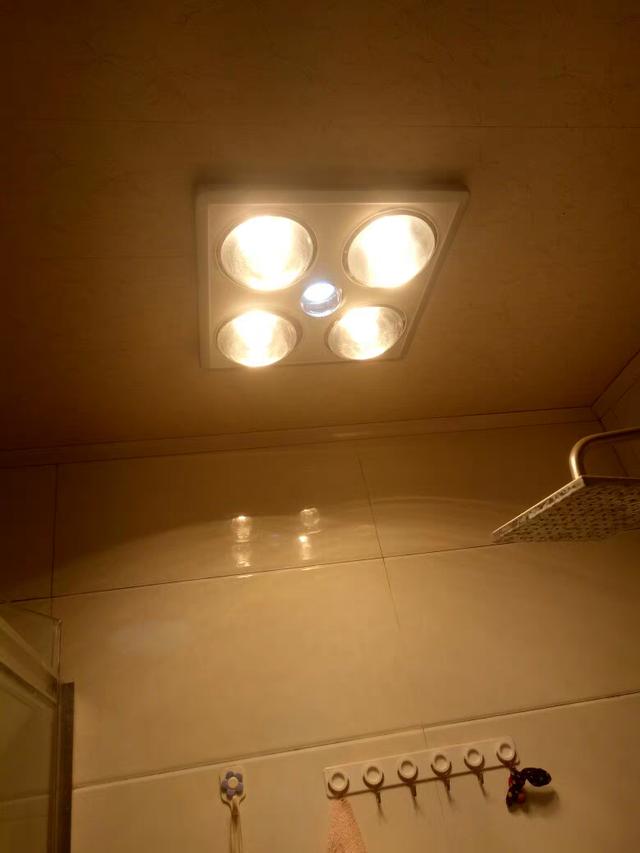 很多人都不知道,卫生间用风暖比灯暖好,防潮不费电,用着还安全