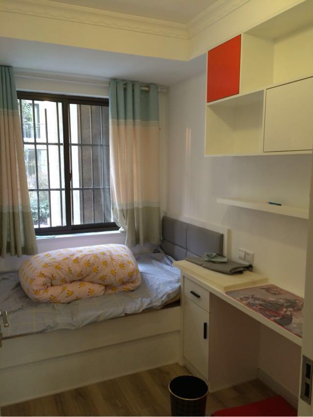 厨房内部不大,但是u形设计空间利用的很充分,白色的橱柜搭配这种墙砖