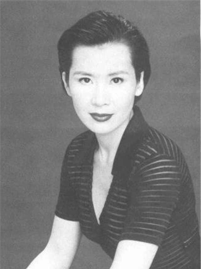 第一届金鹰奖影后, 为拍戏与丈夫离婚, 今年过半百依旧单身却不悔