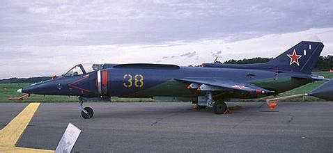 雅克18战斗机图片