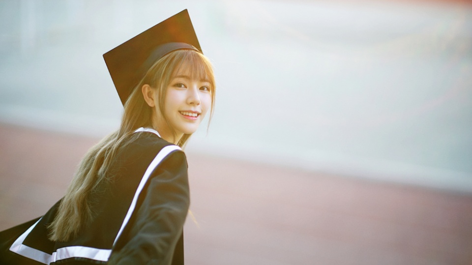 《别碰我心底的小柔软》也已经杀青,剧中辛瑞琪饰演的普通高中女生孙