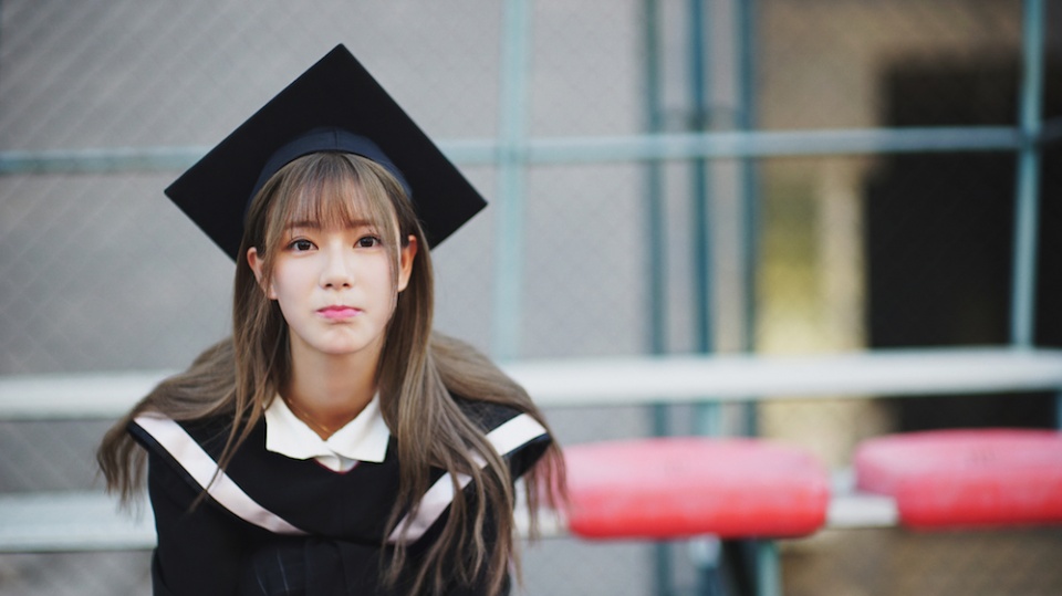 《别碰我心底的小柔软》也已经杀青,剧中辛瑞琪饰演的普通高中女生孙