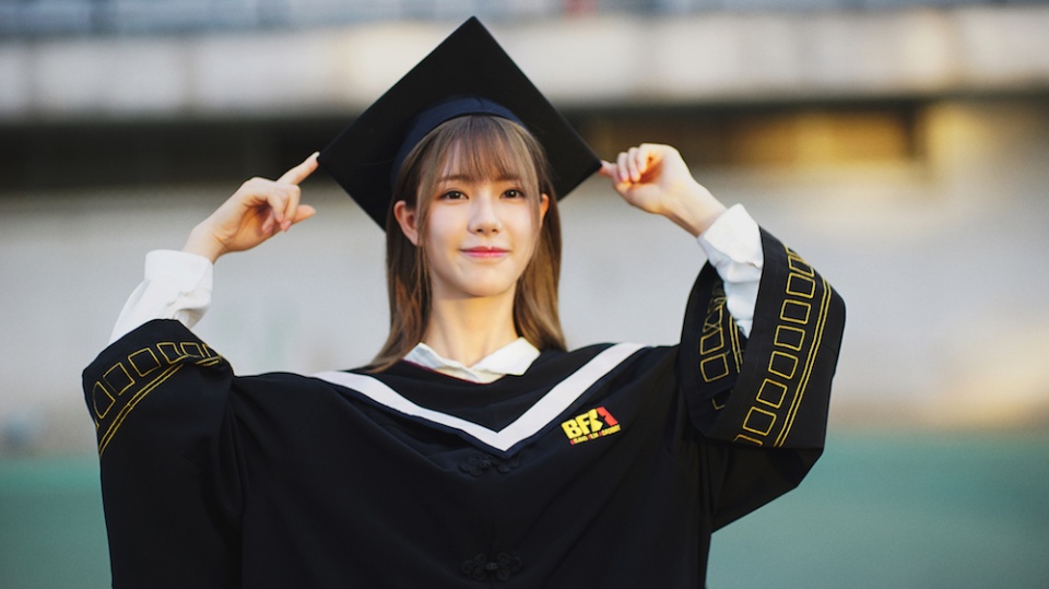 《别碰我心底的小柔软》也已经杀青,剧中辛瑞琪饰演的普通高中女生孙