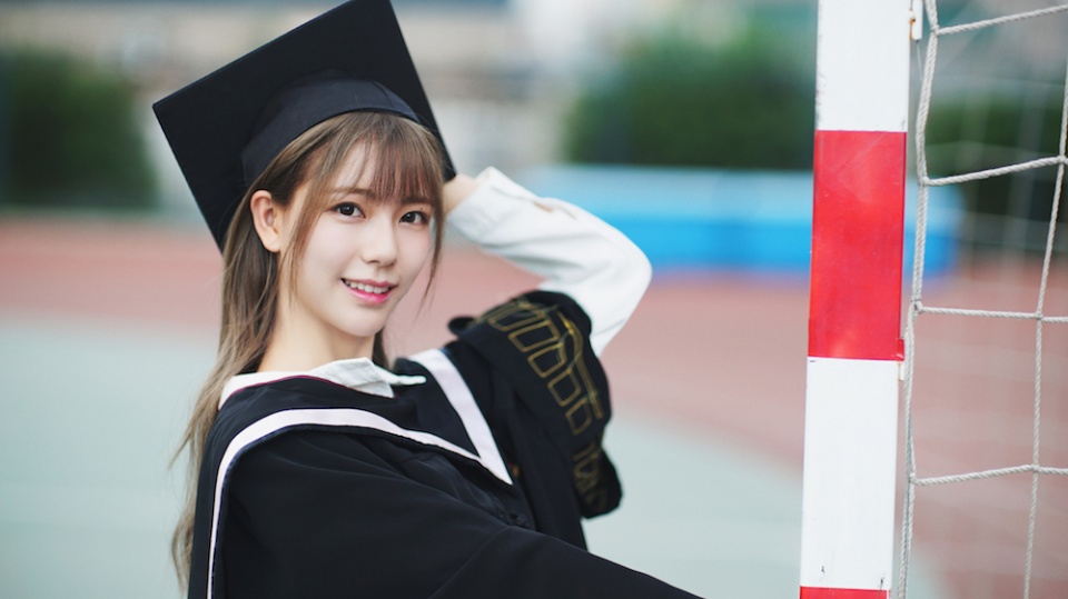 《别碰我心底的小柔软》也已经杀青,剧中辛瑞琪饰演的普通高中女生孙