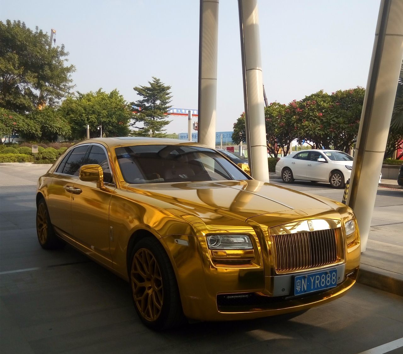 26岁亿万富豪,座驾是黄金版劳斯莱斯,车牌号80万-新浪汽车