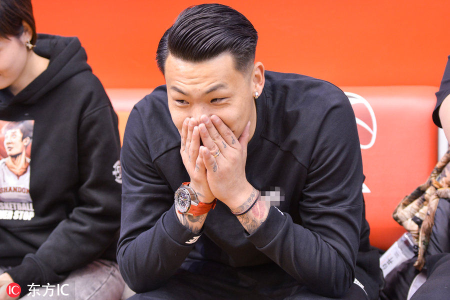 王大雷场边观战cba 利落背头酷劲儿十足!