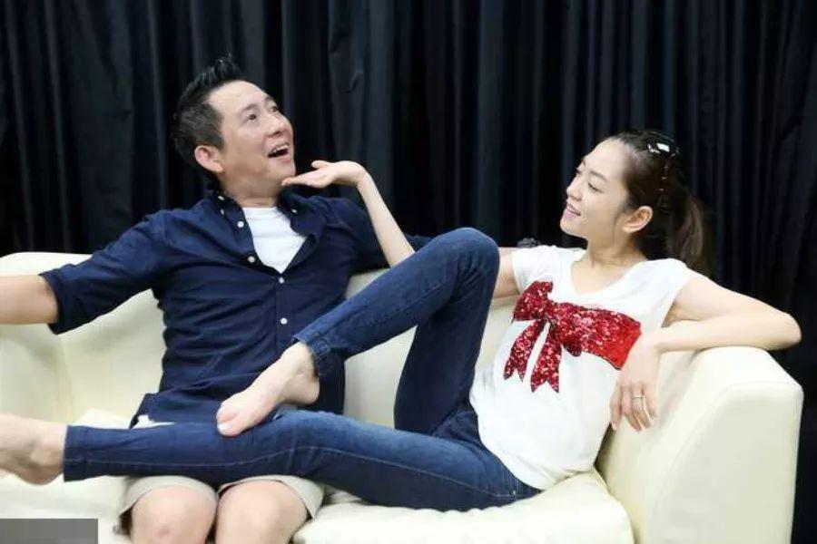 杨千霈和屈中恒因为合作主持认识多年,杨千霈最初称呼屈中恒为爸爸