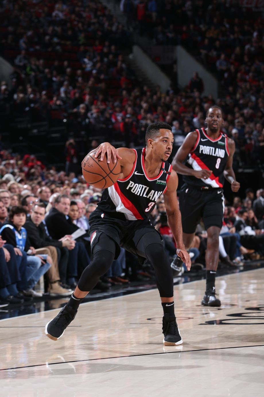 nba常规赛:开拓者在主场以118-103击败雄鹿,麦科勒姆拿到40分