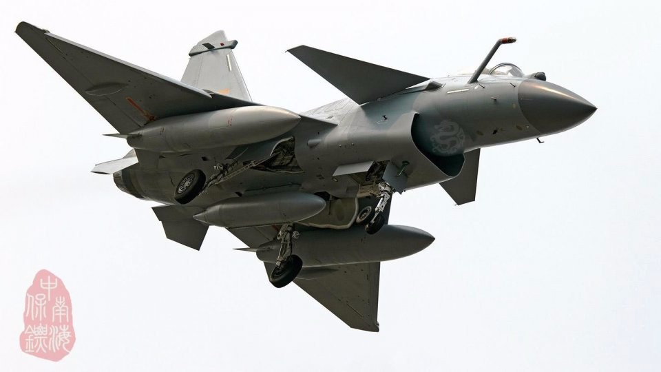 近日,互联网首次曝光了歼-10c战斗机携带一款神秘空地导弹挂训弹的