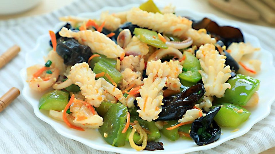 木耳与鱿鱼的约会,味蕾中膨胀的美味,这一盘吃得太过瘾!