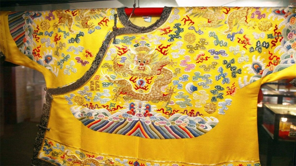 中国各朝代下的龙袍多有差别且颜色不一,龙袍黄色是从唐朝皇帝李渊