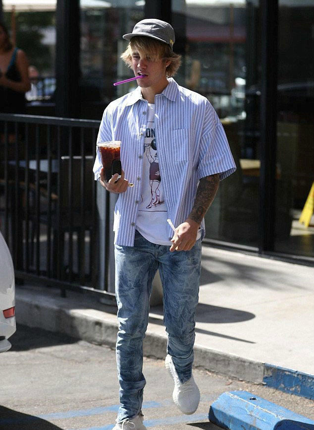 贾斯汀,比伯帅气现身一家咖啡店,却被身后的兰博基尼抢风头