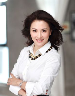 梦桐出身音乐世家,从小受音乐熏陶,会弹钢琴,拉手风琴,并一直努力将"