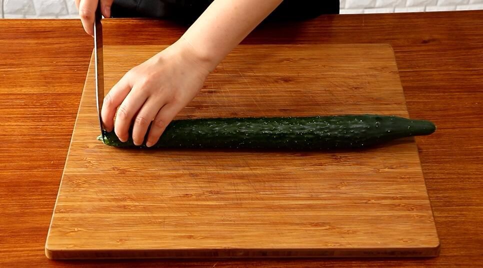 如果是比较小的黄瓜,可以不用切小段,垫上筷子切黄瓜,就不会把黄瓜