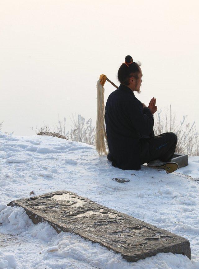 正在雪地上打坐的"隐士"叫小王,也许现在叫他老王更合适.