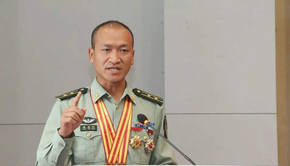 某特战旅副参谋长杨建松,5公里武装越野打破军纪录,咋跑的呢?