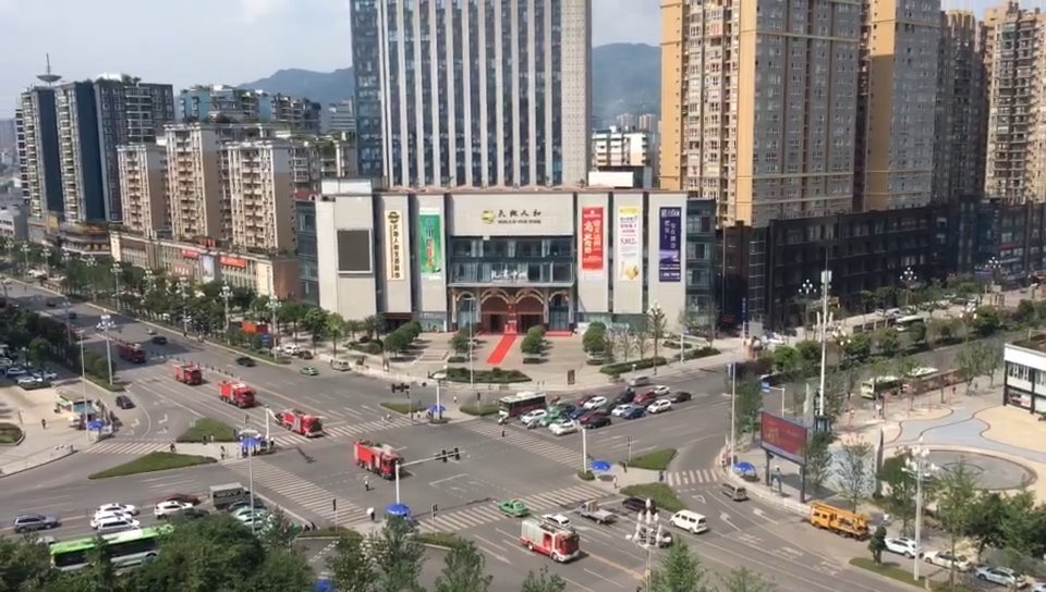 【达州塔沱市场火灾扑灭消防官兵撤离 上千市