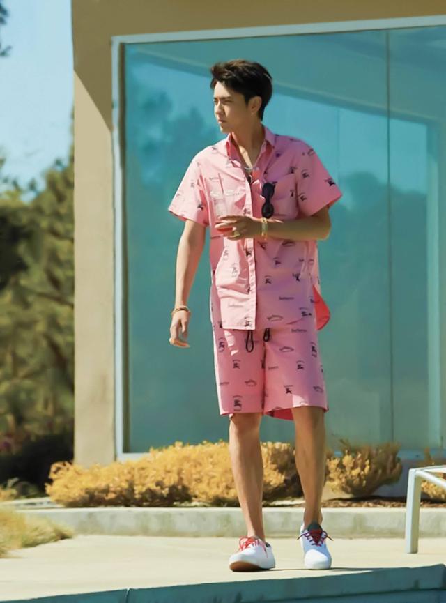吴亦凡粉色休闲装扮 清凉夏日泳池旁的美少年