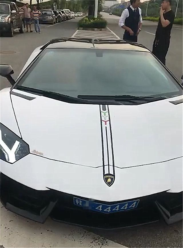 桂林偶遇668万兰博基尼,车牌五连号不带8,但数字令网友讨厌!