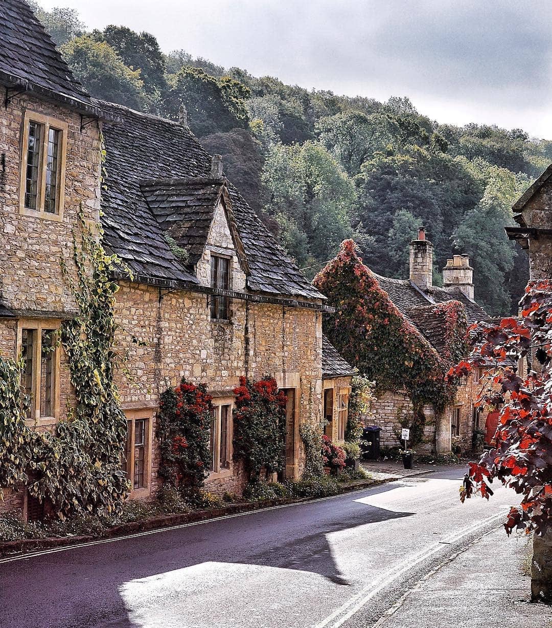 英国童话小镇库姆堡因古朴安宁的氛围闻名这里还是很多电影的取景地