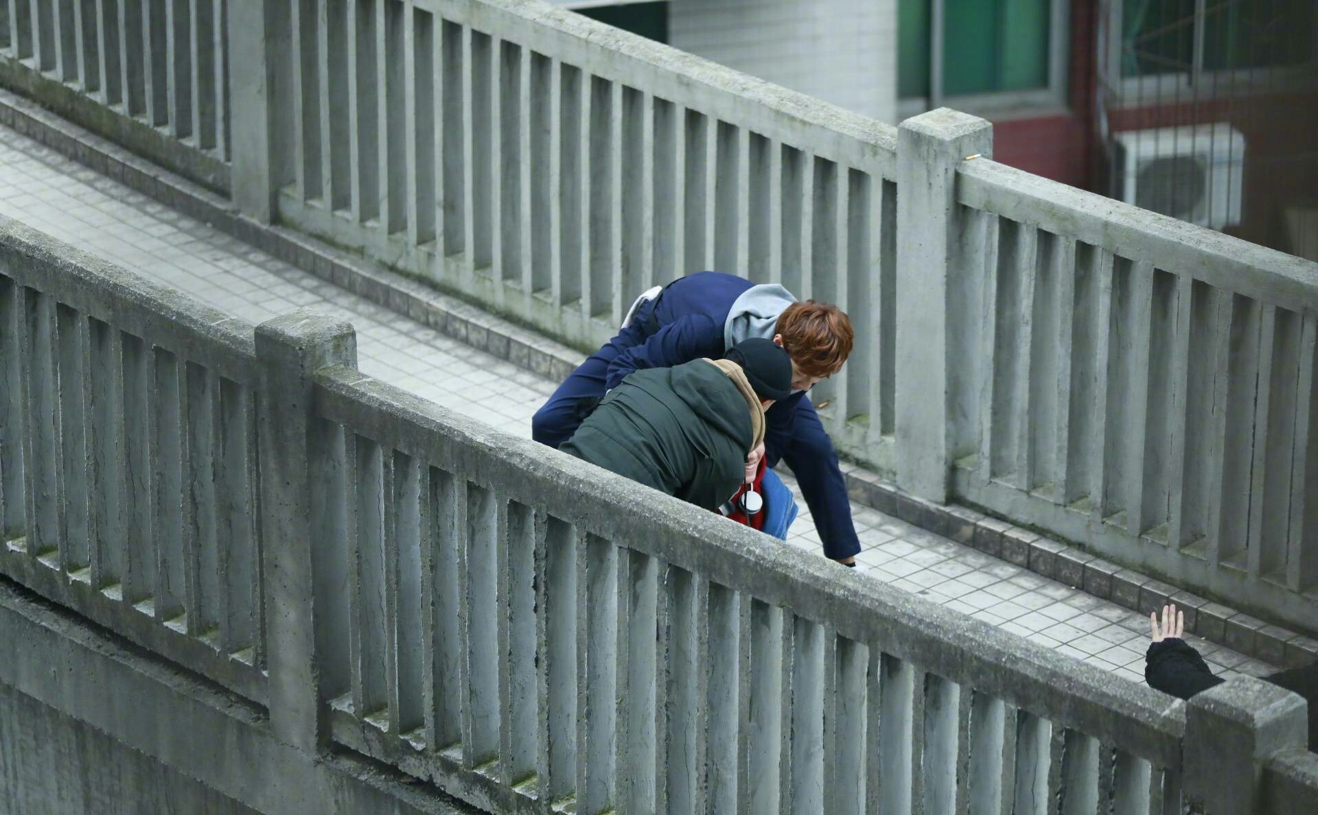 王俊凯在大街上上演平地摔,被扶起来后却做了一件可爱的事