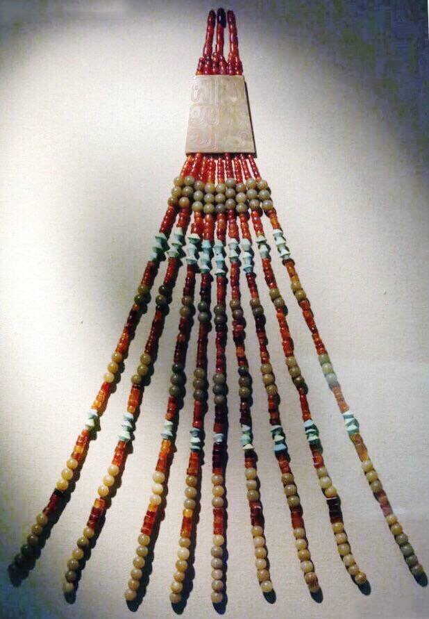 玉组佩春秋战国时盛行的由多件玉器串联组成的悬于身上的佩饰玉