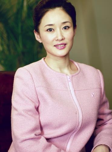 事业一片光明,却因戏需要当众解衣哺乳,遭指责,无奈退出娱乐圈