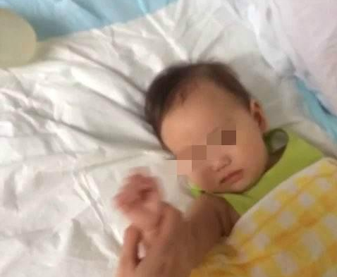 转身一分钟,儿子趴小宝宝身上酿大祸,送医院后她怒扇自己