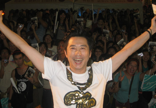 中国好声音指导老师哈林57岁的哈林在昨天囍得一子