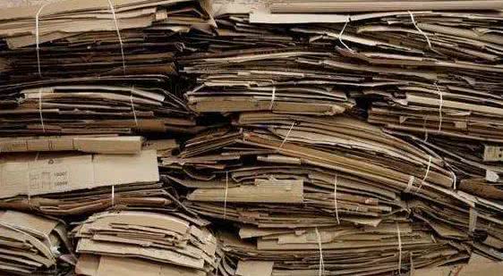 李女士一直有积攒废纸板卖钱的习惯,以前小区楼下,垃圾桶旁边的废纸板