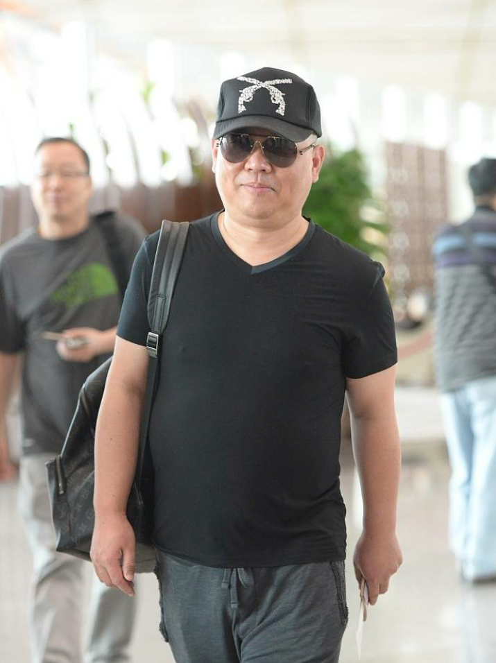 郭德纲肩背lv双肩包,脚踩黑色布鞋,浑身上下透着一股土豪范