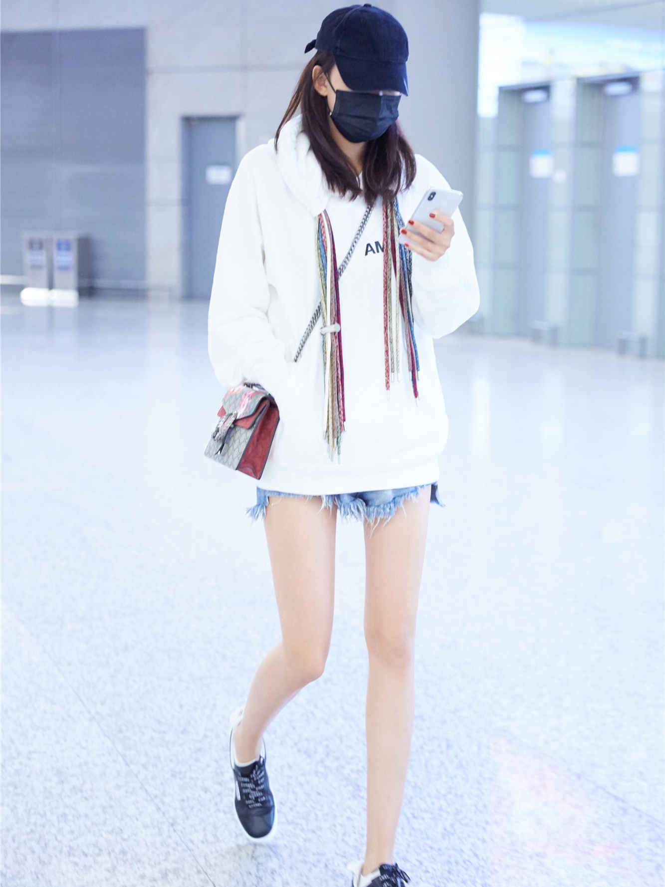 穿卫衣搭配热裤,"筷子腿"也回来了