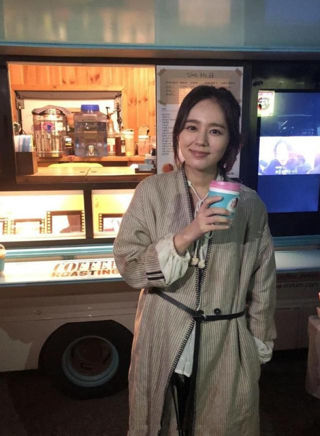 她长相清丽,还特别有气质,属于那种非常耐看的类型|韩佳人|气质|蕾丝